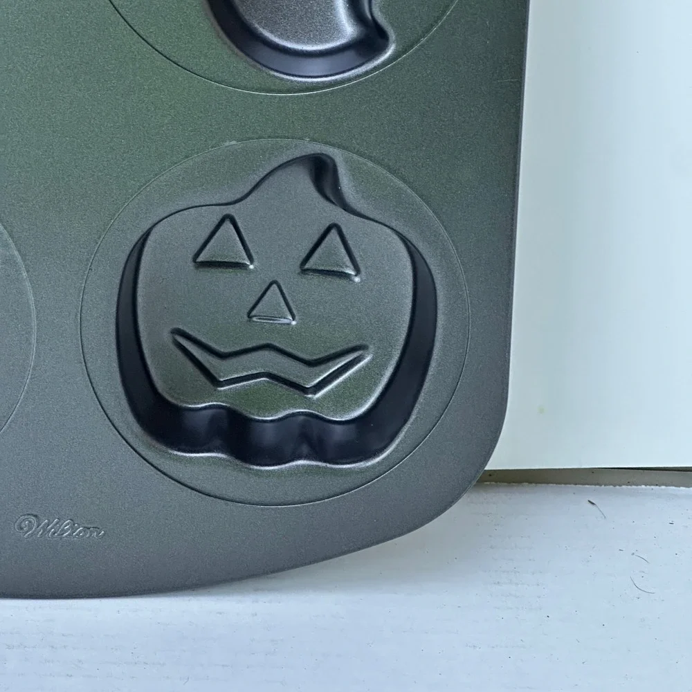 Wilton Mini Cake Tin Halloween 6 Cakes Ghost & Jack-O-Lantern